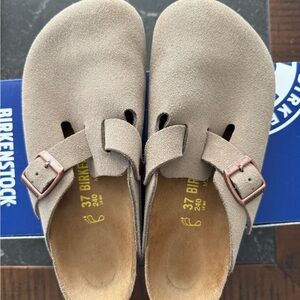 Birkenstock Suede Clogs - Taupe